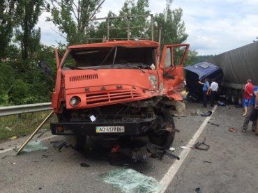 На Закарпатье в результате аварии КамАЗа, микроавтобуса и фуры погиб человек