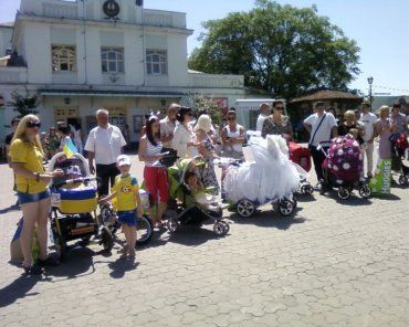 У параді беруть участь понад 20 малюків із своїми диво - візочками