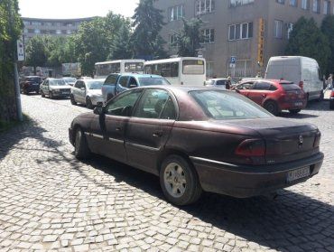 Водители дошли до того, что паркуются на улице Ракоци в два ряда