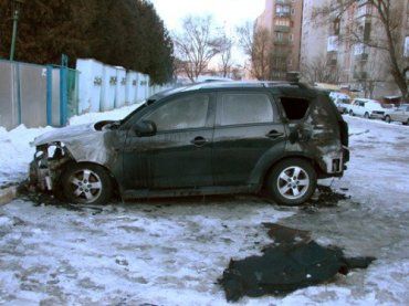 В Ужгороде сожгли еще одну иномарку - внедорожник Пежо
