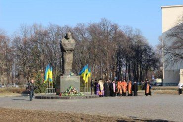 В Ужгороде чиновники возложили цветы к подножию памятника Великому Кобзарю