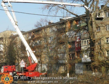 В Ужгороде освобождали 2-летнего ребенка из квартиры через окно