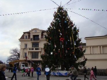 В центру Ужгорода елку установили, украсили, - ждем Новый год