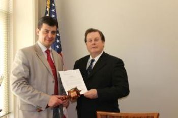 Депутат Василий Гнаткив и мэр города Литл-Рок Марк Стодола подписали договор