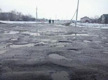 В Ужгороде самая обычная дорога без проезжей части и тротуара