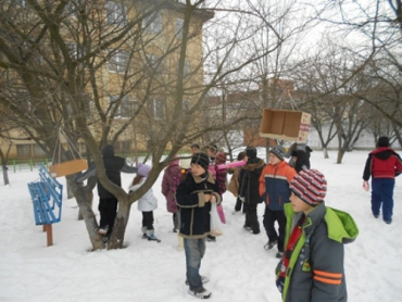 Шкільне подвір’я ужгородського ліцею "Лідер" одягло білі шати