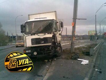 В Киеве грузовик MAN влетел в фонарный столб.