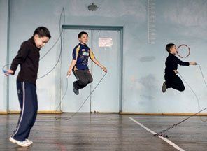 Украинские школьники всё чаще оказываются не готовы к урокам физкультуры по состоянию здоровъя.