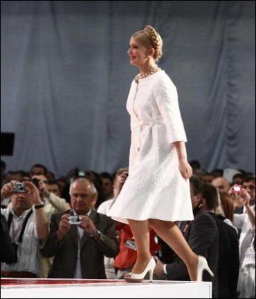 Тимошенко пришла на съезд в белом наряде