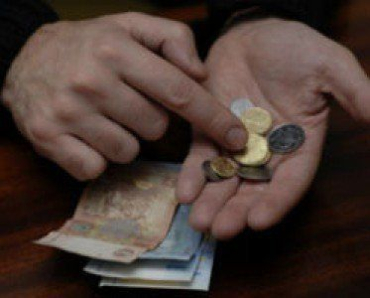 В Украине реальные зарплаты снизились почти на 30% - Госстат