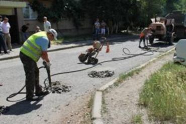 В Ужгороде ремонт дорог идет обычно по специальной технологии