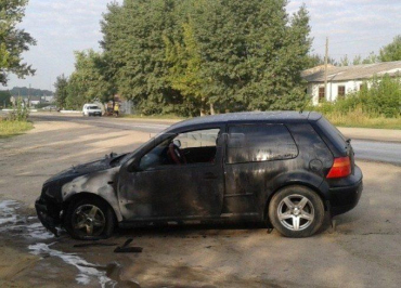 Огнем повреждено электропроводку и переднюю панель автомобиля Volkswagen Golf