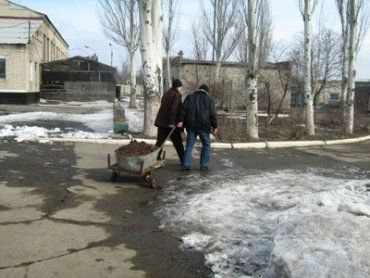 В Ужгороде охотники за металлом везут железо в пункт приема металлолома