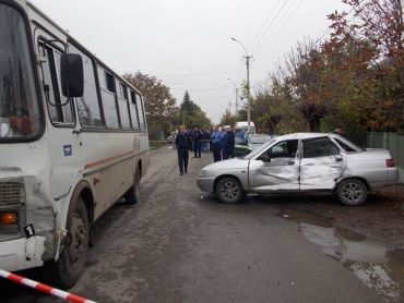 В Виноградове столкнулись автобус ПАЗ и легковой автомобиль ВАЗ-21104