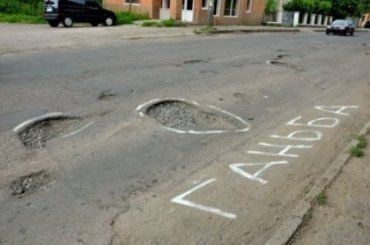 В Ужгороде ремонтируют только что отремонтированные дороги