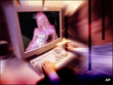 Мукачевские правоохранители мониторят инет на факт обнаружения порно