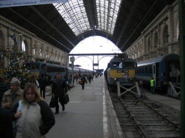 В поездах из Будапешта в Вену в понедельник прибыло 3 650 беженцев