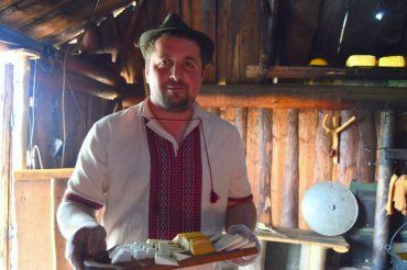 Микола Яремчук вже шість років готує полонинські сири.