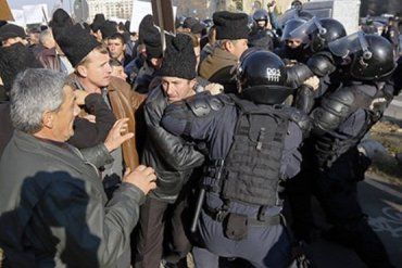 Полиция применила против 4 000 бастующих пастухов слезоточивый газ