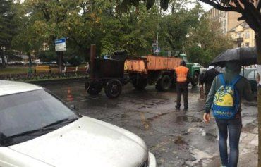 В Ужгороде при ремонте дорог асфальт кладут только в дождь