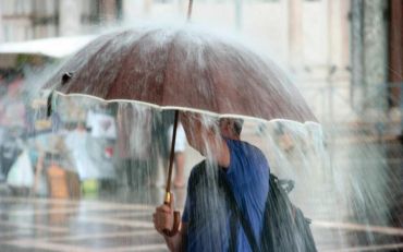 Синоптики порадили українцям не ховати парасольки