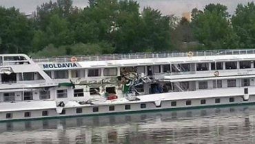 На Дунае баржа протаранила пассажирский теплоход