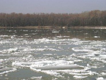 В Закарпатской области сильные осадки, повышения воды в реках и ледоход