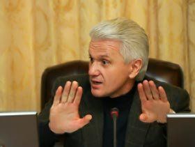 Гибель двух депутатов из партии экс-спикера заставила Владимира Литвина пересесть на бронированный «Мерседес».