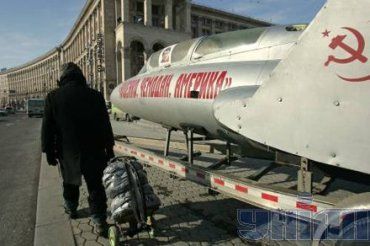 Самолет с надписью “Ющенко, чемодан, Америка” на Хрещатике