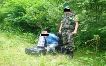В Закарпатье пограничники задержали парня с 6 ящиками сигарет
