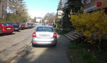 В Ужгороде водитель авто удачно припарковался на тротуаре