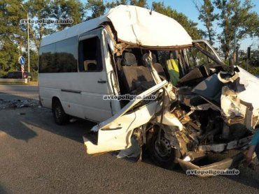 ДТП под Киевом: микроавтобус уничтожился об самосвал