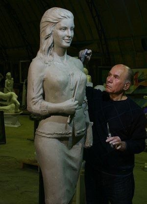 В Мукачево скульптор Шматько вылепил учительницу, похожую на Наталию Королевскую