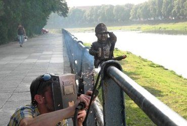 На Киевской набережной установили бронзового солдата Швейка
