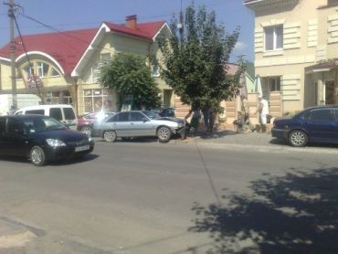 В Ужгороде авария: столкнулись Opel Omega и Nissan Teana