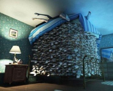 В Ужгородском районе вор нашел под кроватью 12 000 долларов