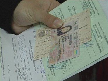 В Закарпатье задержали взяточника за получение "прав"