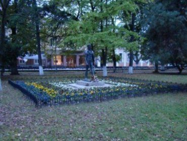 В Ужгороде памятник Шандору Петефи оградили и разбили цветник