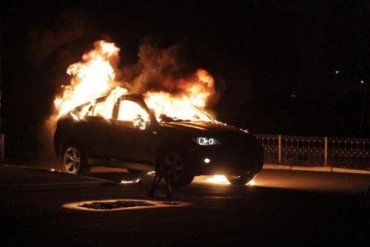 В Ужгороде автомобиль Land Rover едва не сгорел дотла