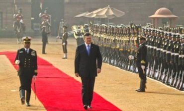 Виктор Янукович идет на встречу с президентом Чехии