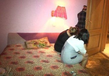 На Закарпатье юноша заказал трех проституток и был задержан