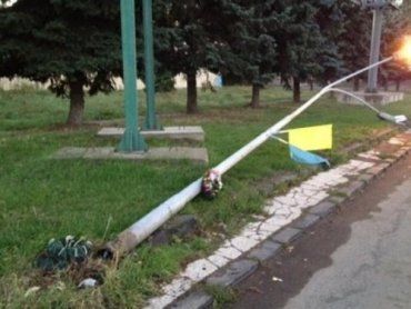 В Ужгороде урагана еще не было, а электро-опора уже упала