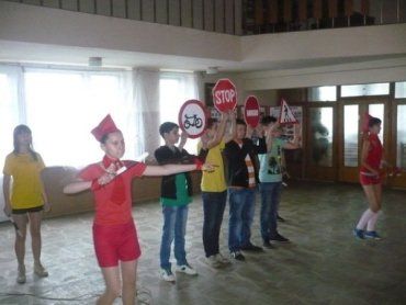 Перед учащимися выступила гимназическая агитбригада "Светофор"
