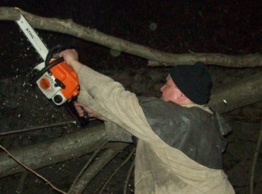 Закарпатские спасатели освобождали дорогу Долина-Хуст от поваленного дерева