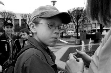 Ужгородская милиция строго наказала продавца сигарет детям