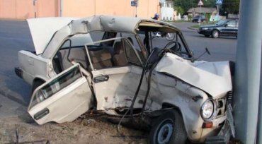 На Закарпатье водитель скоростного авто ВАЗ-2101 столкнулся с опорой электросети
