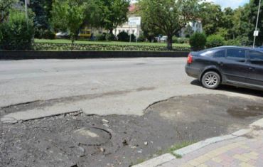 Ужгородские дороги обещают отремонтировать к августу