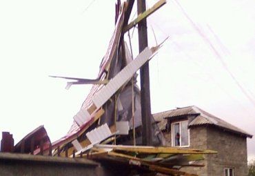 Ужгородские спасатели демонтировали сорванную крышу жилого дома