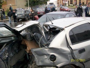 В Ужгороде Chevrolet Lacetti протаранил сразу 7 автомобилей