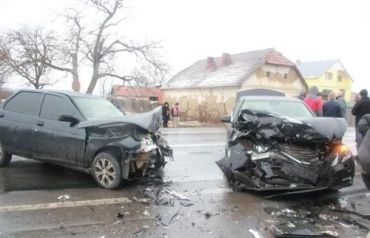 На трассе Киев-Чоп ДТП: столкнулись два легковых автомобиля